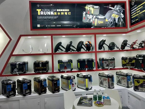 touring trunks for motorcycles show merchandise001